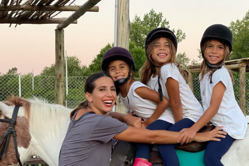 Cinthia Fernández y sus hijas vía Instagram